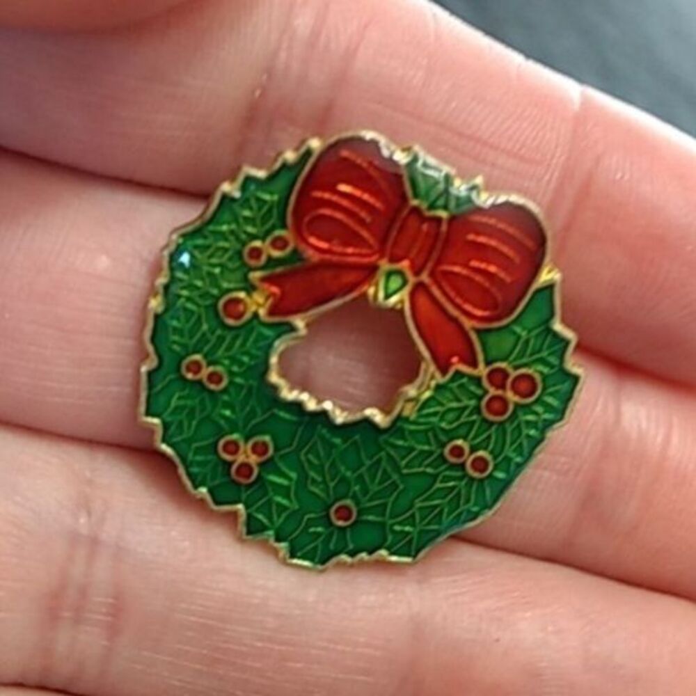 Holiday wreath brooch red green enamel colorful holiday